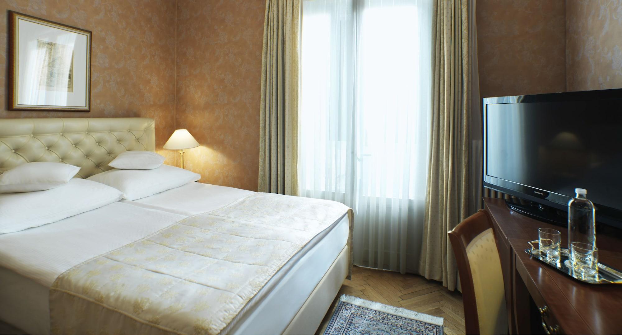 Grand Hotel Toplice - Small Luxury Hotels Of The World Блед Екстериор снимка A room at the hotel