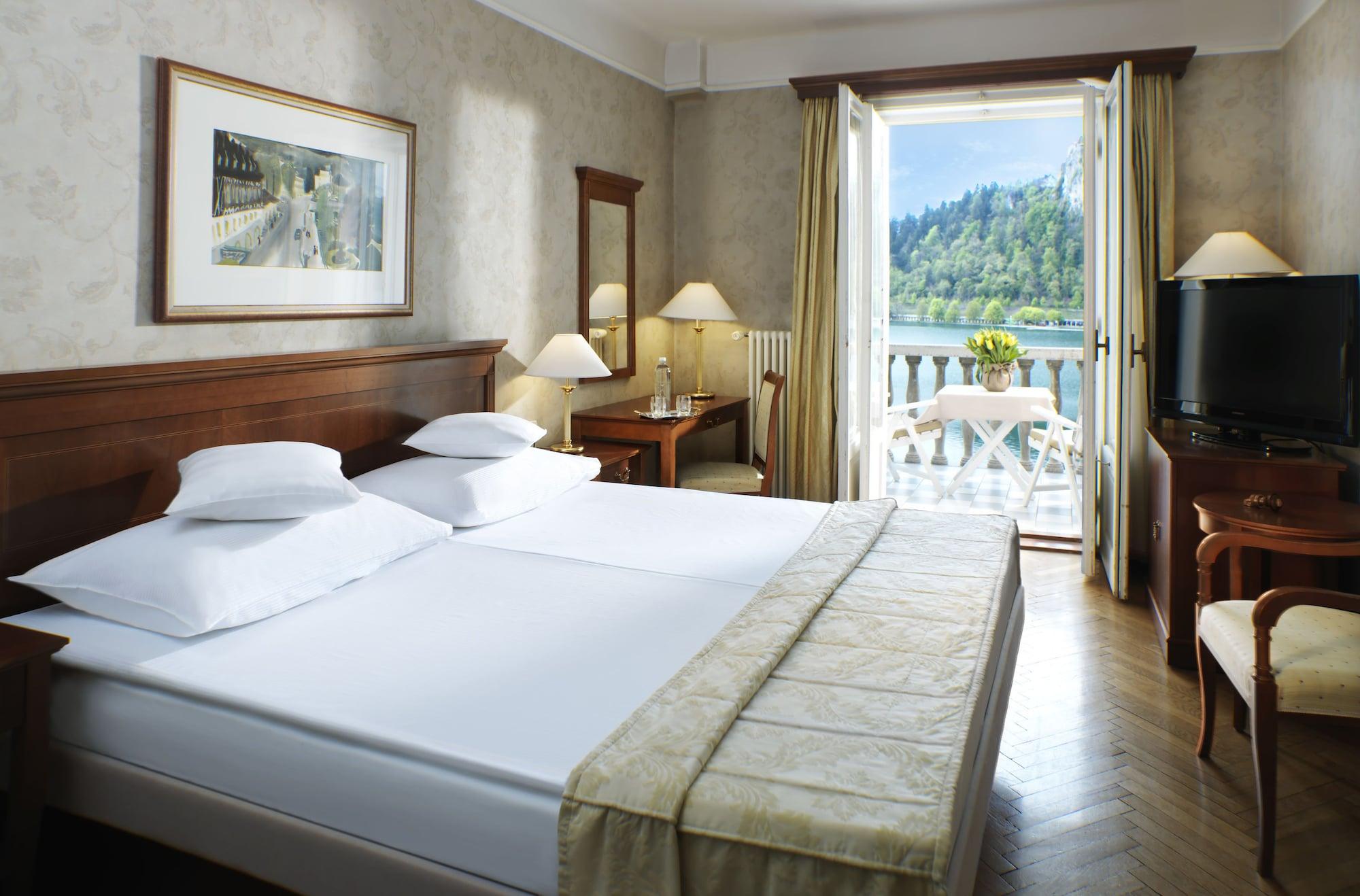 Grand Hotel Toplice - Small Luxury Hotels Of The World Блед Екстериор снимка A typical hotel room