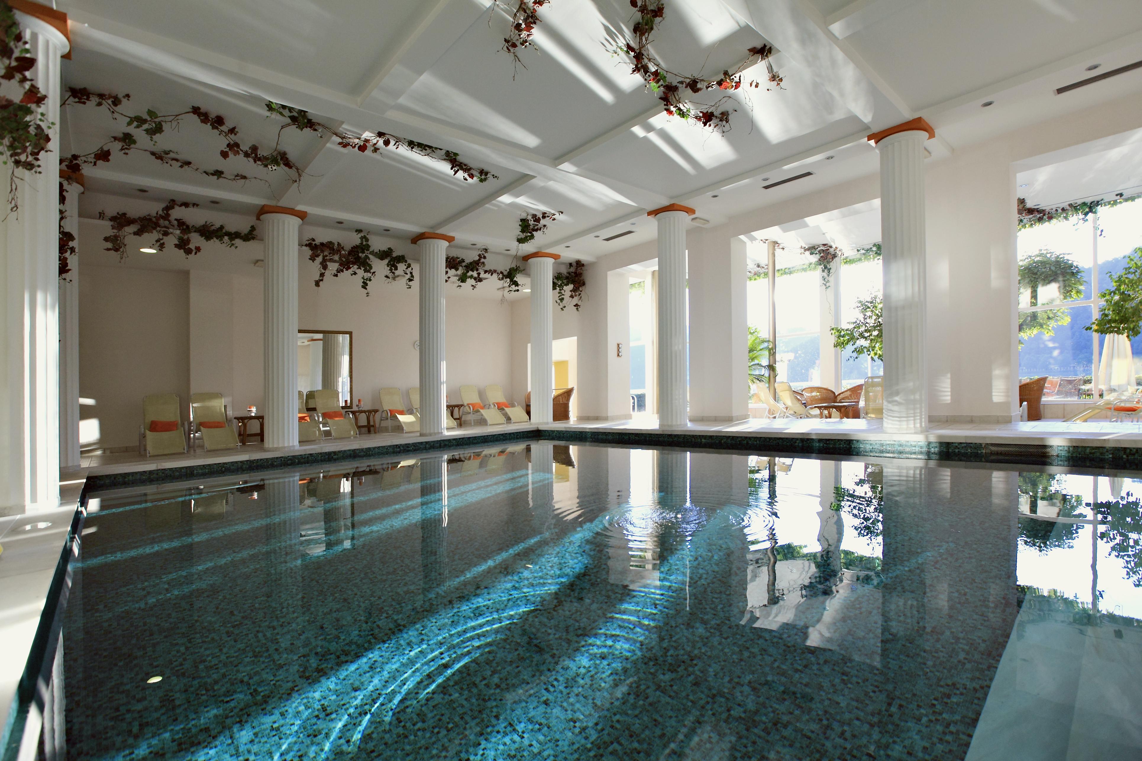 Grand Hotel Toplice - Small Luxury Hotels Of The World Блед Екстериор снимка The swimming pool at the hotel